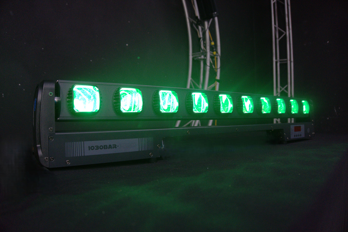 1030 BAR BEAM Steelpro – Barra LED RGBW 300W con 127 Efectos y Control DMX