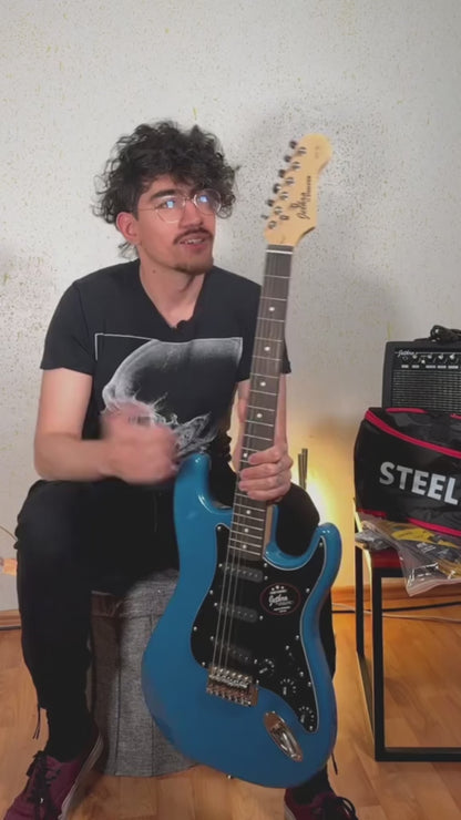 031-SK Daphne Blue Kit Guitarra Eléctrica Con Amplificador 20W Funda Atril Cable Profesional Para Diestros Jethro By Steelpro