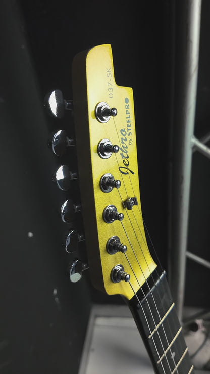 037-SK Gold Kit Guitarra Eléctrica Con Amplificador 20W Funda Atril Cable Profesional Para Diestros Jethro By Steelpro