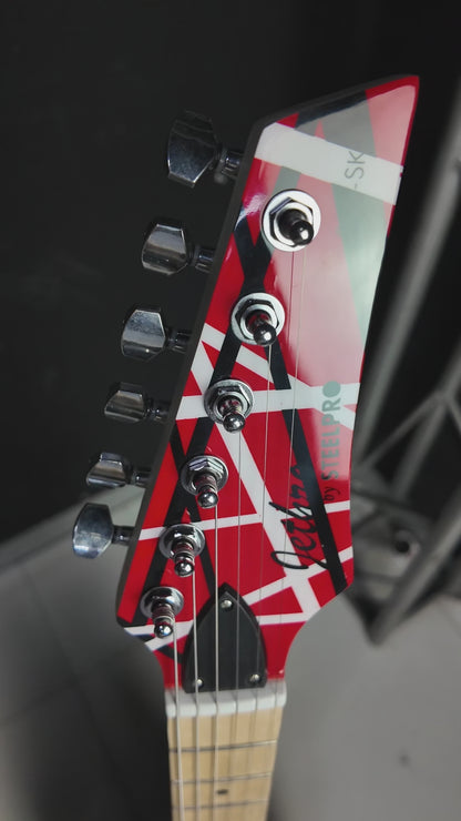 047-SK Red White Strip Kit Guitarra Eléctrica Con Amplificador 20W Funda Atril Cable Profesional Para Diestros Jethro By Steelpro