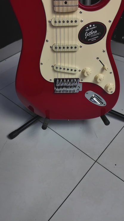 046-SK Fiesta Red Kit Guitarra Eléctrica Con Amplificador 20W Funda Atril Cable Profesional Para Diestros Jethro By Steelpro