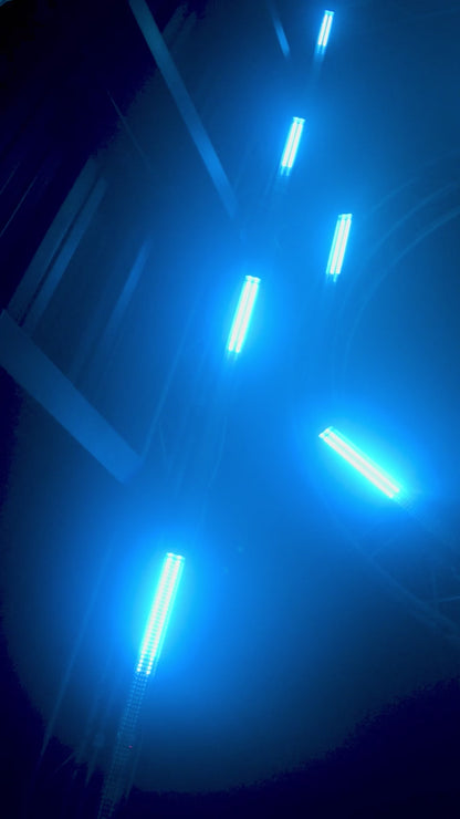 Barra Estrobo 352-BAR 22 Secciones: 176 Leds RGB Full Color + 176 Estrobos Blancos, Control DMX 4/12/88 Canales, Modos Automático y Audiorítmico. Medidas 100x13x6cm, Peso 1.30kg. Ideal para Escenarios